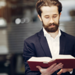 Book Publishing Company vs Self-Publishing: Which One Should You Choose