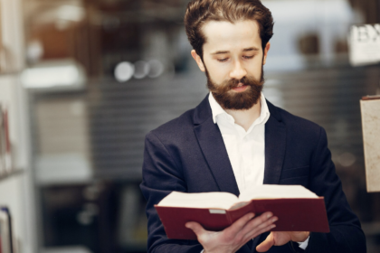 Book Publishing Company vs Self-Publishing: Which One Should You Choose