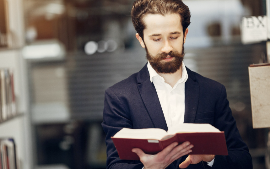 Book Publishing Company vs Self-Publishing: Which One Should You Choose